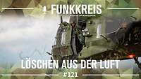 Podcast-Logo ,,Funkkreis'' und Text ,,Löschen aus der Luft'', dahinter ein Soldat in einem Hubschrauber