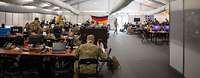 CWIX 2022 in Polen In einem Zelt sitzen Soldatinnen und Soldaten unterschiedlicher Nationen zusammen