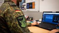 Ein Soldat aus dem Systemzentrum 25 der Luftwaffe bei der CWIX