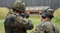 Soldat schießt stehend freihändig mit dem Gewehr G36