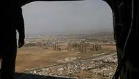 Blick Durch die Heckklappe Durch die Heckklappe des Hubschraubers ist die Stadt Erbil aus der Luft zu erkennen