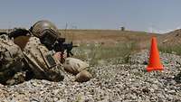 Kurz vor der Schussabgabe Ein deutscher Soldat liegt hinter einem amerikanischen Gewehr Colt M4 und zielt auf eine Schützenscheibe.