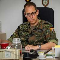 Oberst Christian Pawlik sitzt am Schreibtisch im ZCO.