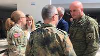 Ein Soldat in deutscher Uniform im Gespräch mit einem Soldaten aus dem Kosovo in kosovarischer Uniform