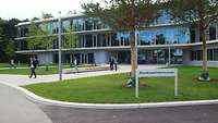 Die Bundeswehrfachschule Karlsruhe Ein modernes Gebäude aus Glas und Beton von außen.