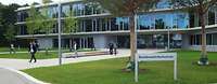 Die Bundeswehrfachschule Karlsruhe Ein modernes Gebäude aus Glas und Beton von außen.
