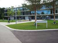 Die Bundeswehrfachschule Karlsruhe Ein modernes Gebäude aus Glas und Beton von außen.