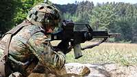 Soldat schießt mit Waffe.