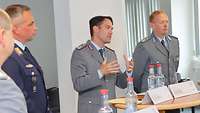 Soldaten stehen in der Runde.