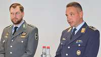 Ein Soldat trägt vor.