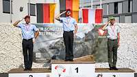 Soldaten stehen auf dem Podest