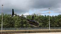 Ein ziviler Hubschrauber hebt in einer Kaserne der Bundeswehr ab.
