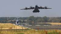Zwei A400M starten auf dem Heeresflugplatz.