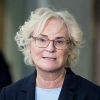 Ein Porträt von Ministerin Lambrecht, die in die Mikrofone von Pressevertretern spricht.