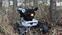 Der Roboter fährt auf vier Reifen, ähnlich denen eines Modellautos. Er verfügt in diesem Aufbau unter anderem über eine Kamera.