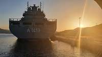 Heck des EGV BONN bei Sonnenuntergang im Hafen.