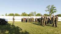 Ein Militärpfarrer hält einen Feldgottesdienst ab