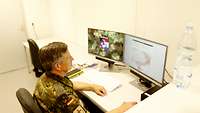 Militärpfarrer Winfried M. hält in seinem Arbeitscontainer Verbindung zu Dienststellen in Deutschland