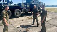 Militärpfarrer Winfried M. hält in seinem Arbeitscontainer Verbindung zu Dienststellen in Deutschland