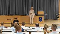 Verteidigungsministerin Christine Lambrecht spricht in einem Auditorium zu Soldaten.