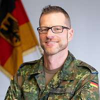 Porträtfoto eines Soldaten in Uniform