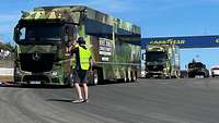 Mehrere Fahrzeuge der Bundeswehr hintereinander auf dem Nürburgring