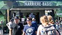 Viele Menschen vor dem Karrieretruck der Bundeswehr