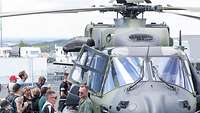 Ein Hubschrauber NH-90 der Bundeswehr, umringt von Menschen