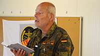 Militärdekan Bodo Winkler trägt vor