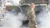 Ein Leopard-Panzer der Bundeswehr gibt Gas, weshalb es qualmt