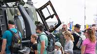 Eine interessierte Menschenmenge vor einem NH-90-Hubschrauber der Bundeswehr