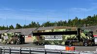 Ein Karrieretruck der Bundeswehr fährt auf dem Nürburgring