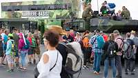 Viel Gedränge vor dem Karrieretruck der Bundeswehr am Nürburgring