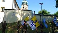 Wallfahrtsgruppe mit Kreuz und Fahnen