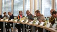 Die britische Delegation aus dem UK StratCom lässt sich in Bonn zum Cyber- und Informationsraum vortragen