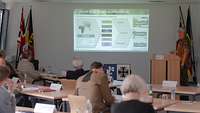 Ein Offizier hält am Zentrum für Operative Kommunikation einen Vortrag zum Thema „Analysis of the Information Environment“