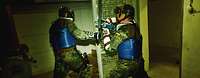 Funkkreis Nahkampf für alle Zwei Soldaten sind im Innern eines Gebäudes und üben in Schutzausrüstung den Nahkampf.