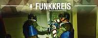 Nahkampf für alle #123 Podcast-Logo ,,Funkkreis'' und Text „Nahkampf für alle“, dahinter zwei Soldaten die mit Schutzausrüstung Nahkampf üben.
