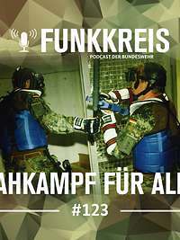 Podcast-Logo ,,Funkkreis'' und Text „Nahkampf für alle“, dahinter zwei Soldaten die mit Schutzausrüstung Nahkampf üben.