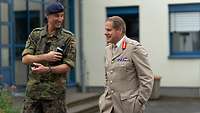Lieutenant General Copinger-Symes in einem Gespräch mit einem Offizier der Bundeswehr