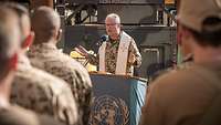 Militärpfarrer Marius Merkelbach und Soldaten bei einem Gottesdienst in Mali