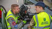 Zwei Luftfahrttechniker im Gespräch