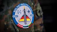 Ein Aufnäher an einer deutschen Uniform mit Eurofightersymbol und Flaggen.