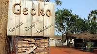 Holzschild mit der Aufschrift „Gecko- German Camp Koulikoro“ am Eingang des deutschen Feldlagers im malischen Koulikoro.