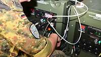 Ein Soldat mit einem Abzeichen Flinker Gabriel arbeitet an einem IT-System.