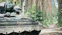 Ein Panzer des Typs Marder steht auf einem Waldweg