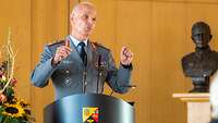 Ein Mann in Uniform hinter einem Rednerpult.