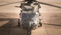 Ein Hubschrauber NH90 steht auf einem Flugfeld