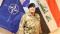 BG Spannuth Ein General steht vor zwei Flaggen und schaut in die Kamera