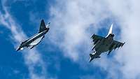 Zwei Eurofighter lösen Formation auf